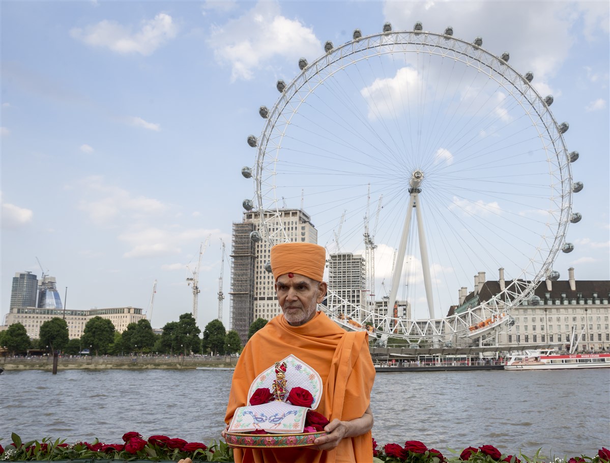 Swamishri with Harikrishna Maharaj in front of London Eye