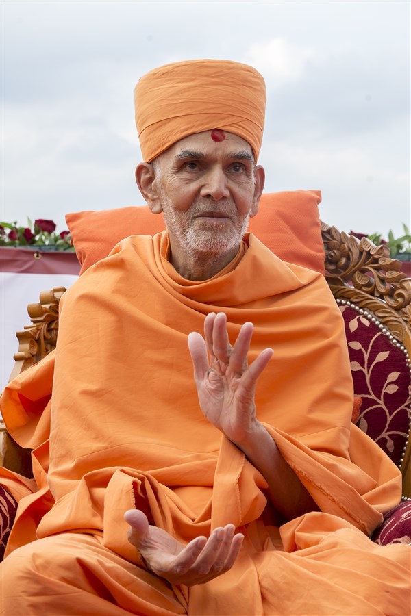 ... and engaged in kirtans extolling the divine virtues of Pramukh Swami Maharaj