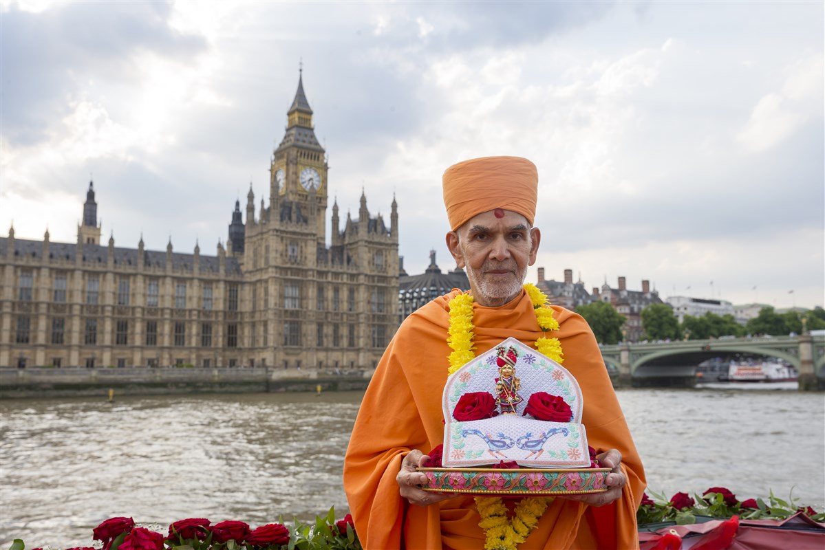 Swamishri with Harikrishna Maharaj in front of the iconic Houses of Parliament