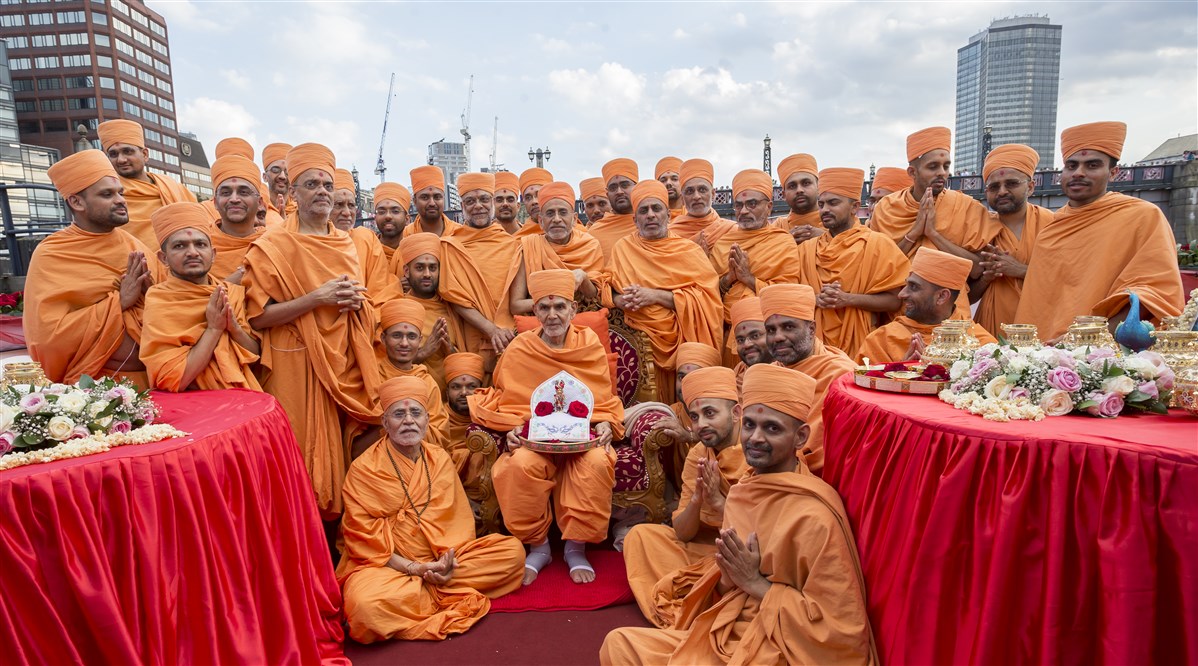 Swamishri with sadhus after scattering the holy ashes of Brahmaswarup Pramukh Swami Maharaj in the River Thames in London