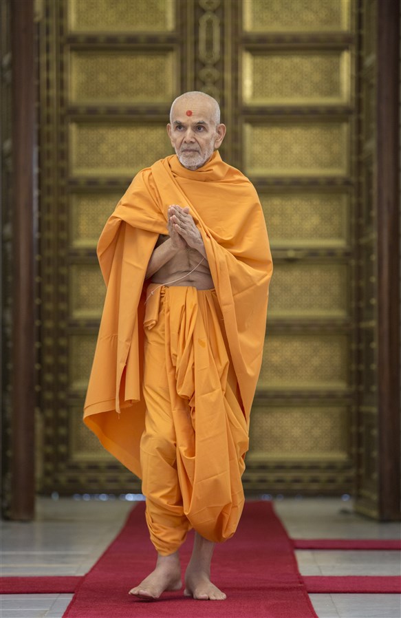 Swamishri arrives in the upper sanctum of the mandir