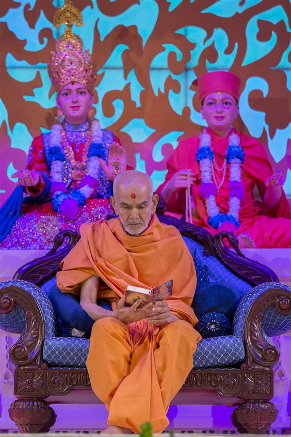 Swamishri performs his morning puja