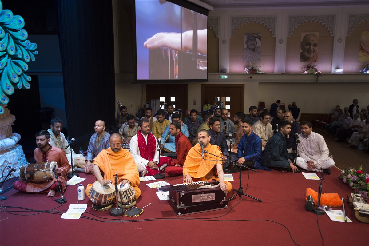 Sadhu and youths perform bhajans in Swamishri's puja