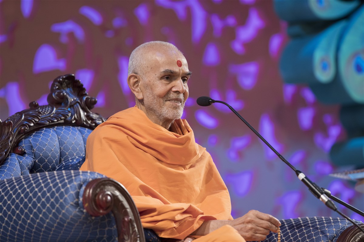 Swamishri also shared inspiring prasangs of humility from the lives of Yogiji Maharaj and Pramukh Swami Maharaj