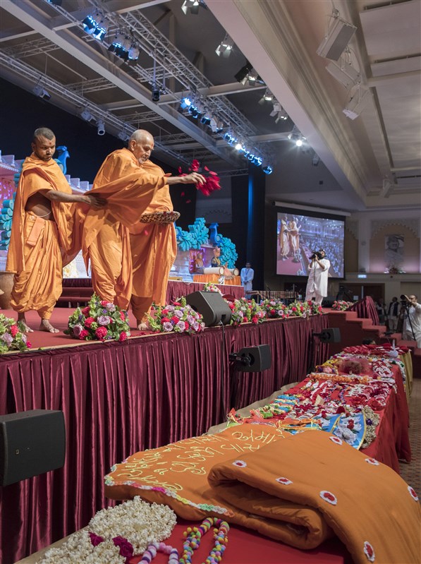 Swamishri blesses an array of vivid devotional offerings created by male and female devotees from around the UK