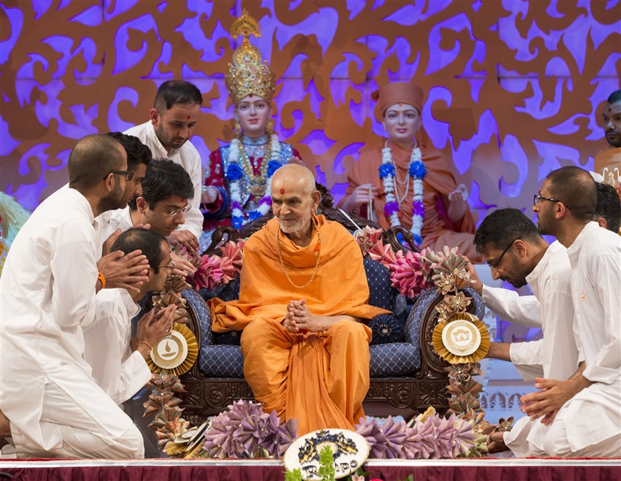 Lead Kishore Mandal volunteers honour Swamishri with a garland comprising the results of the recently completed <a href="http://www.baps.org/News/2017/Kishore-Kishori-Mandal-Adhiveshan-Phase-1-11149.aspx" target="blank" style="text-decoration:underline; color:blue;" >'Rajipo'</a> adhiveshan
