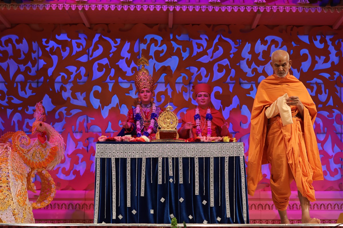 Swamishri performs pradakshina in his puja