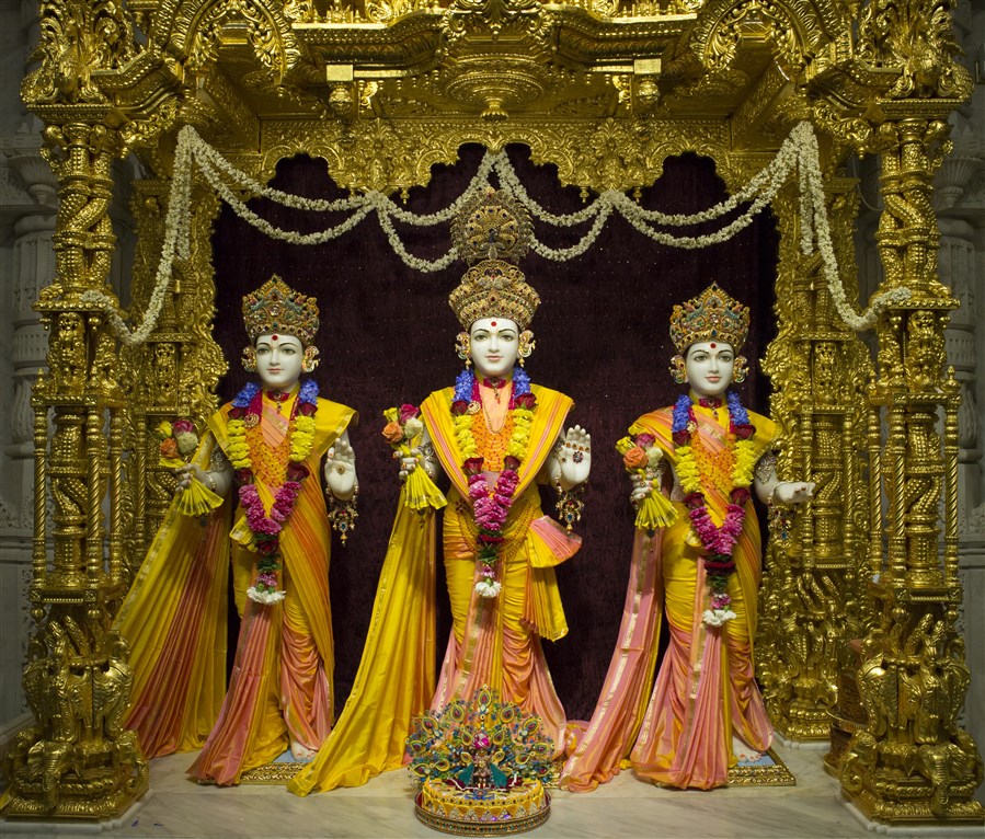 Parabrahman Bhagwan Swaminarayan, Aksharbrahman Gunatitanand Swami and Aksharmukta Gopalanand Swami