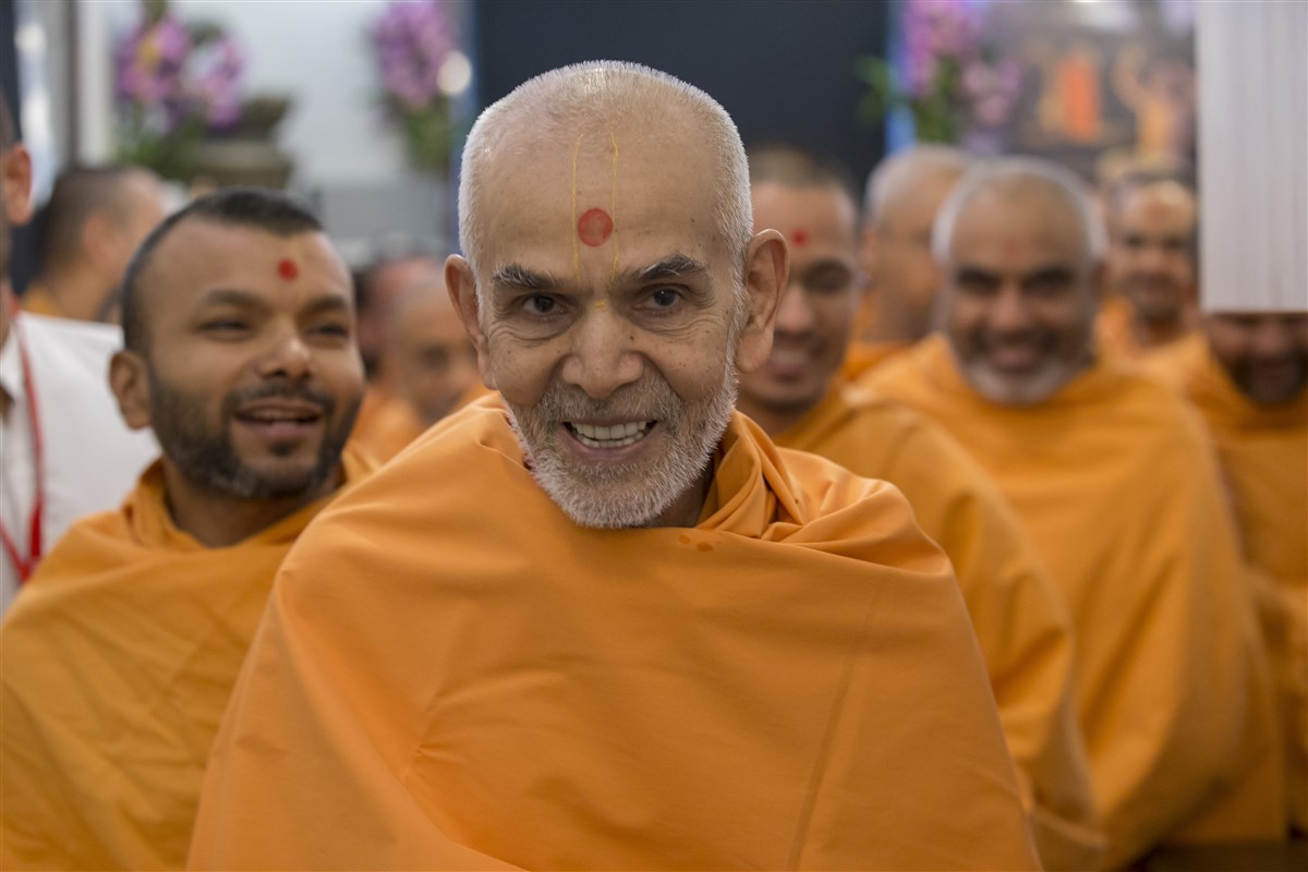 Param Pujya Mahant Swami Maharaj makes his way to the Abhishek Mandap