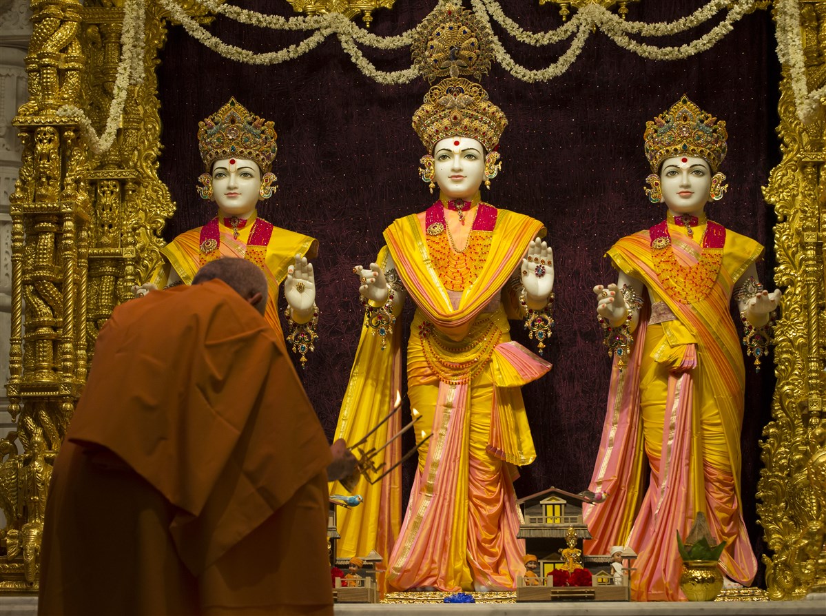 Swamishri performs arti in the central shrine of the mandir
