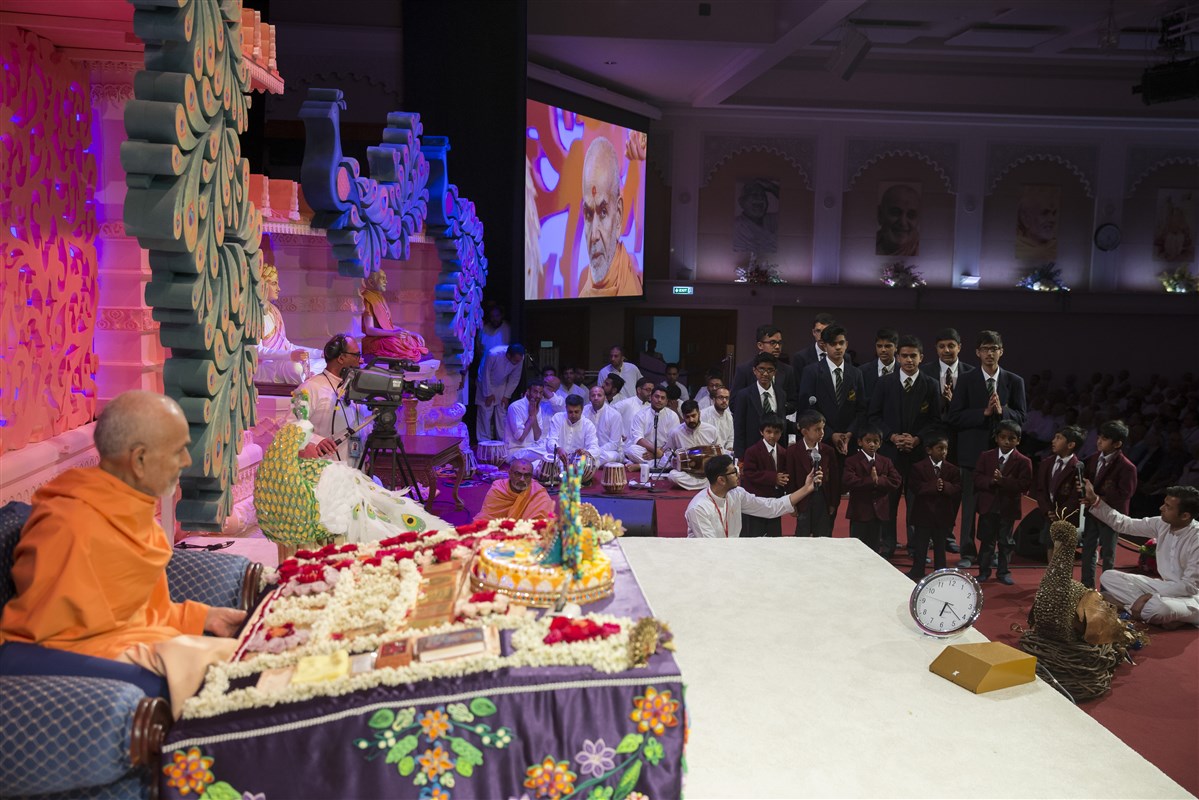 Pupils from The Swaminarayan School present in Swamishri's puja