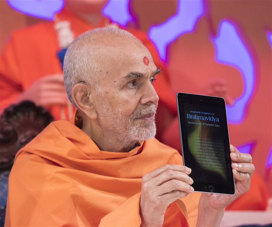 Swamishri inaugurates a new Kindle eBook - <i>Invaluable Scriptures of Brahmavidya: Vachanamrut & Swamini Vato</i> - now available from Amazon.com