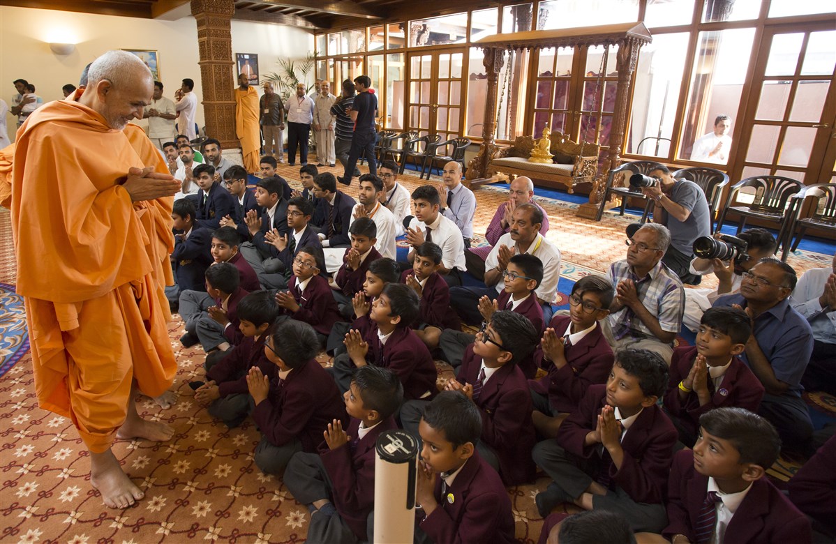 Swamishri meets pupils of The Swaminarayan School