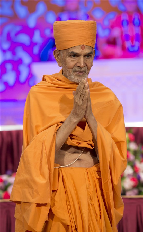 Swamishri bid an emotional 'Jai Swaminarayan' to all the devotees