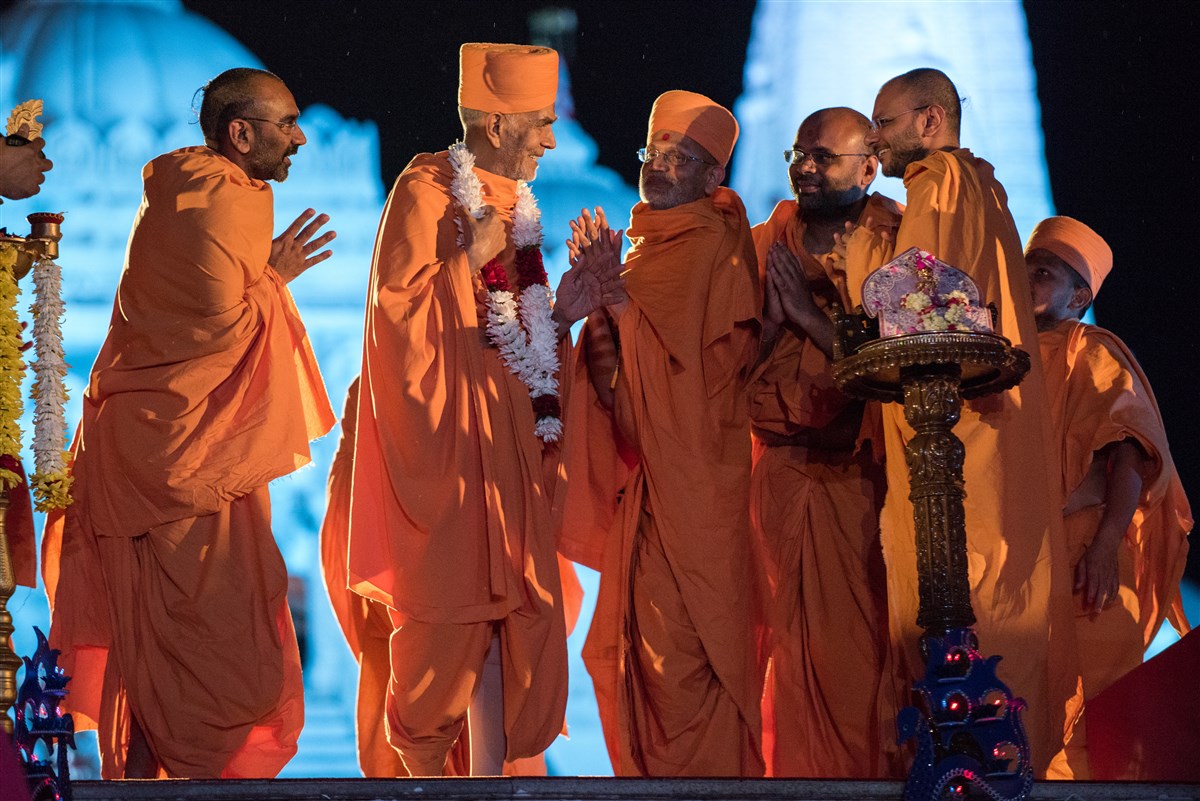 Swamishri greets the Pujya Swamis