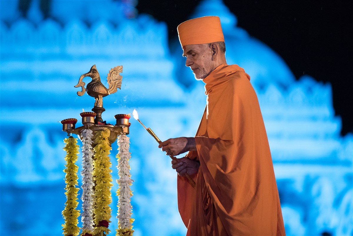 Swamishri performs deep pragatya for the Atlanta Dashabdi Celebrations