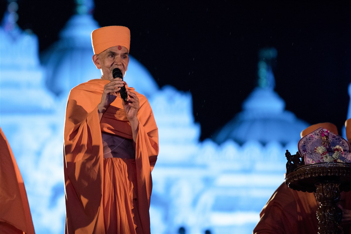 Swamishri says 'Jay Swaminarayan' to all devotees