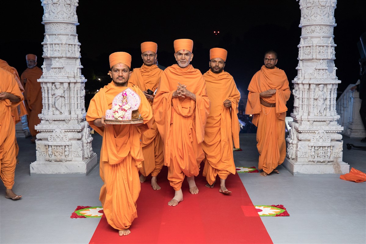 Shri Harikrishna Maharaj and Swamishri enter the Mandir