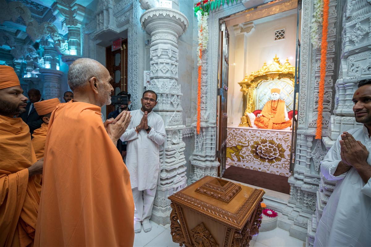 Swamishri engaged in the darshan of Pramukh Swami Maharaj