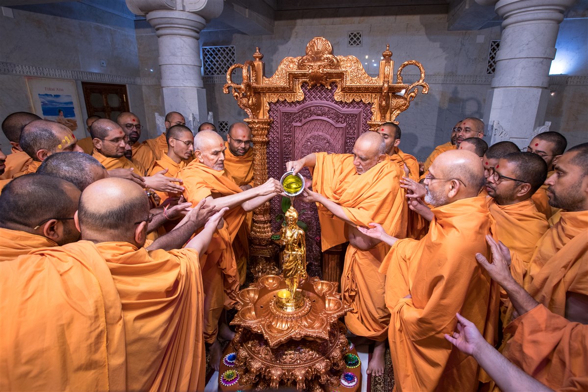 Swamishri performs abhishek of Shri Nilkanth Varni Maharaj with the Pujya Swamis