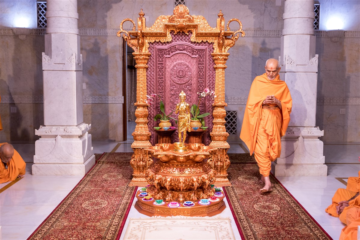 Swamishri performs pradakshina of Shri Nilkanth Varni Maharaj