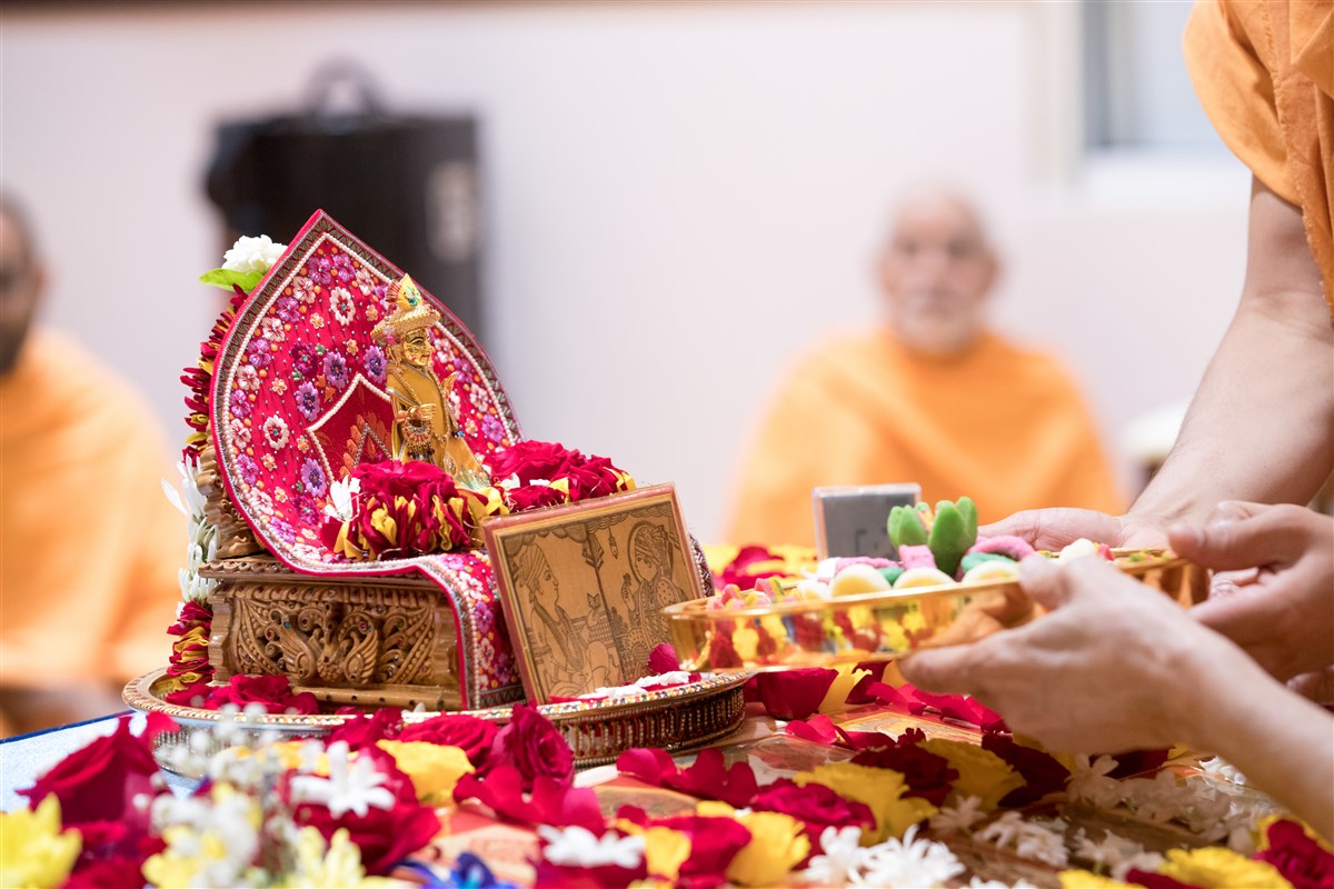 Swamishri offers thal in his puja