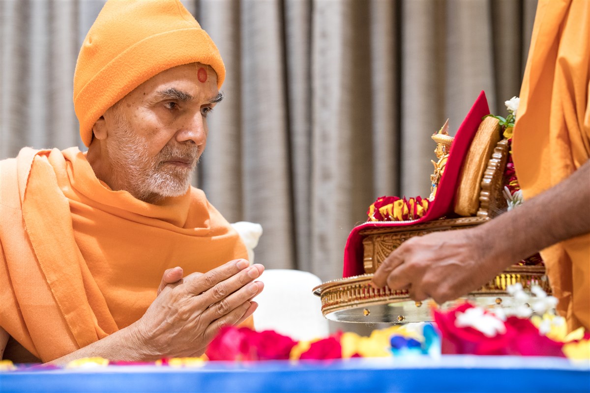 Swamishri engrossed in the darshan of Shri Harikrishna Maharaj