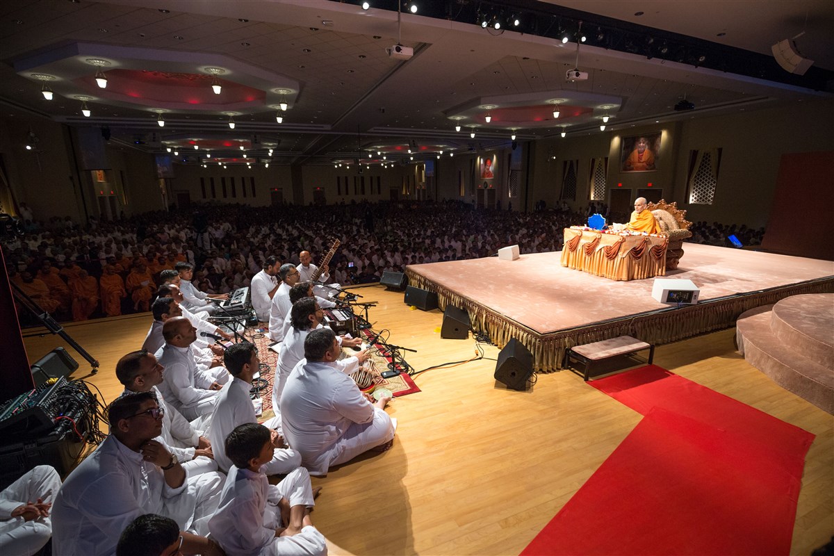 Youths sing bhajans during Swamishri's puja