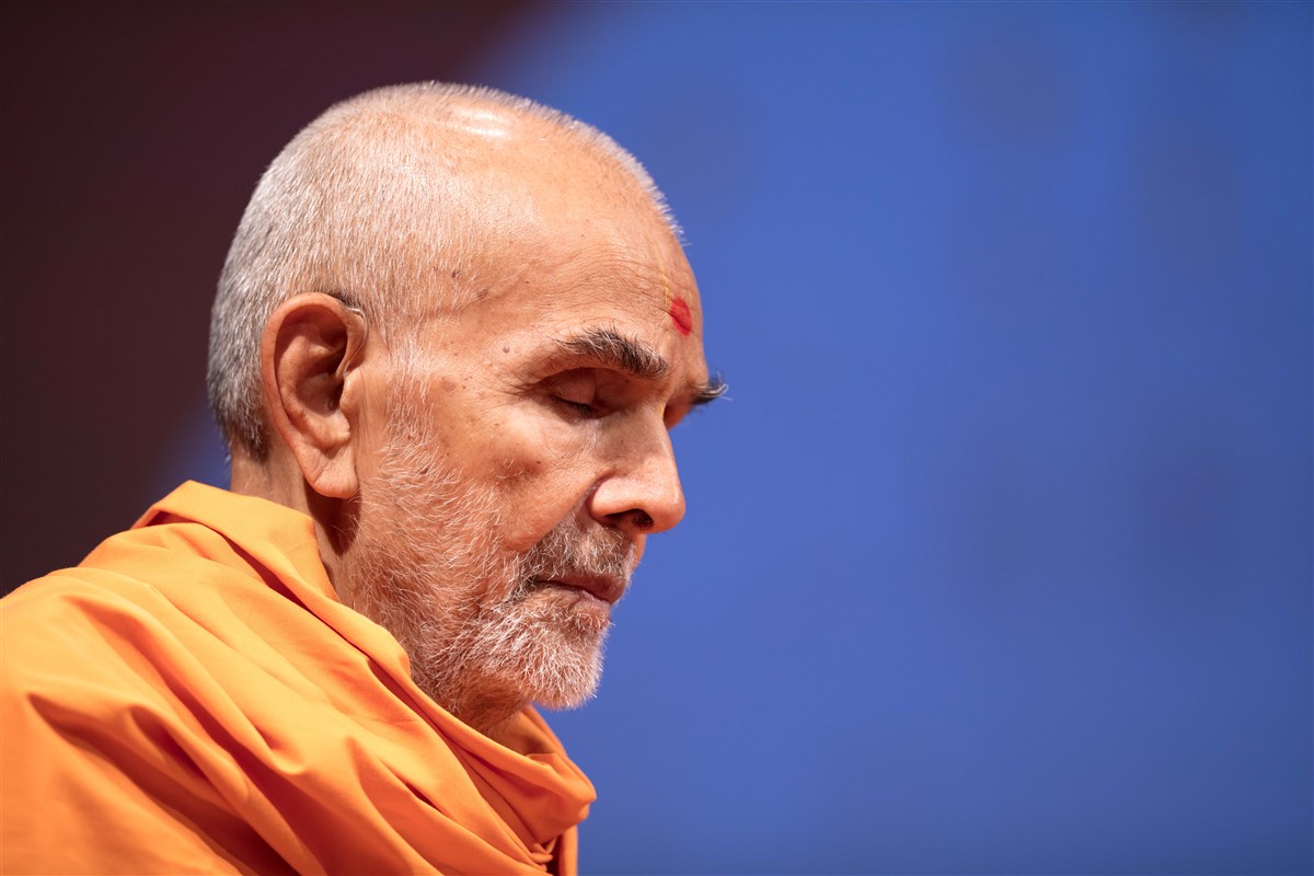 Swamishri meditating during puja