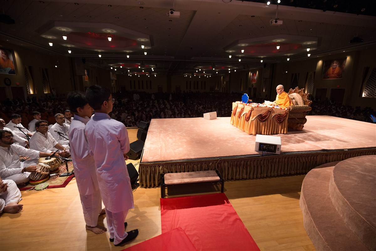 Children recite shlokas in Swamishri's morning puja