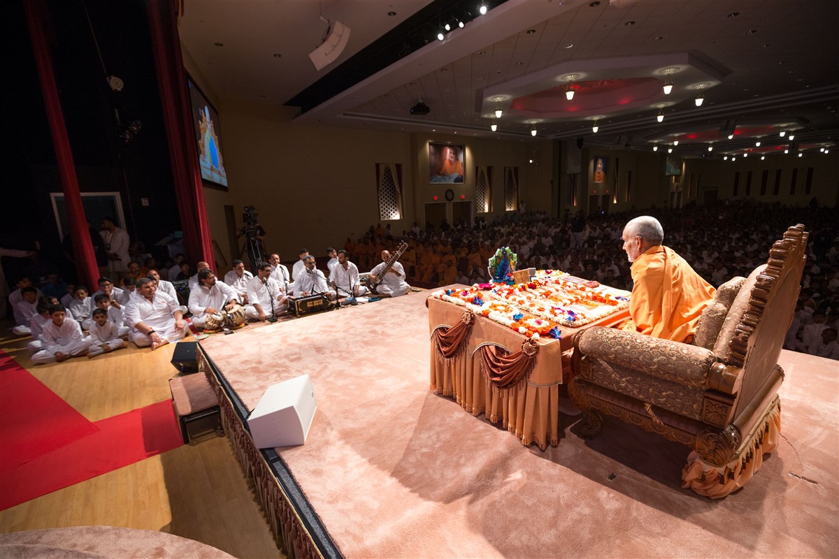 Youths sing bhajans in Swamishri's puja