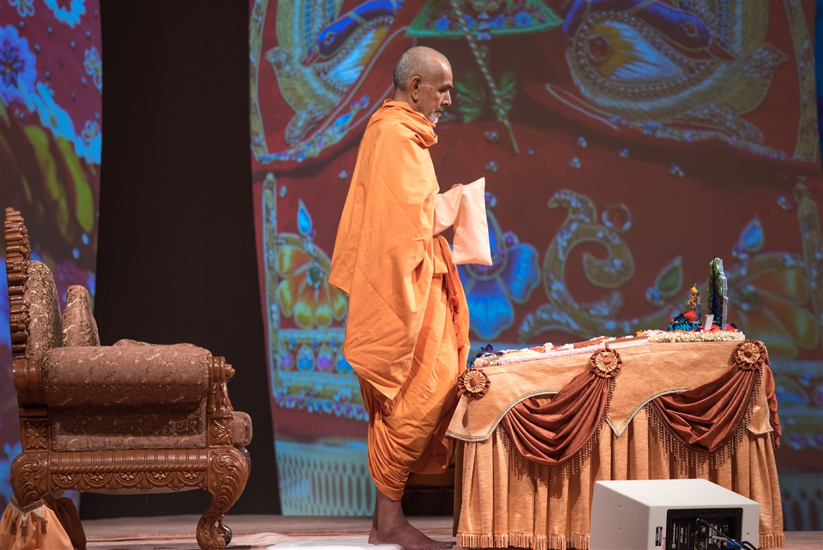 Swamishri performs morning puja