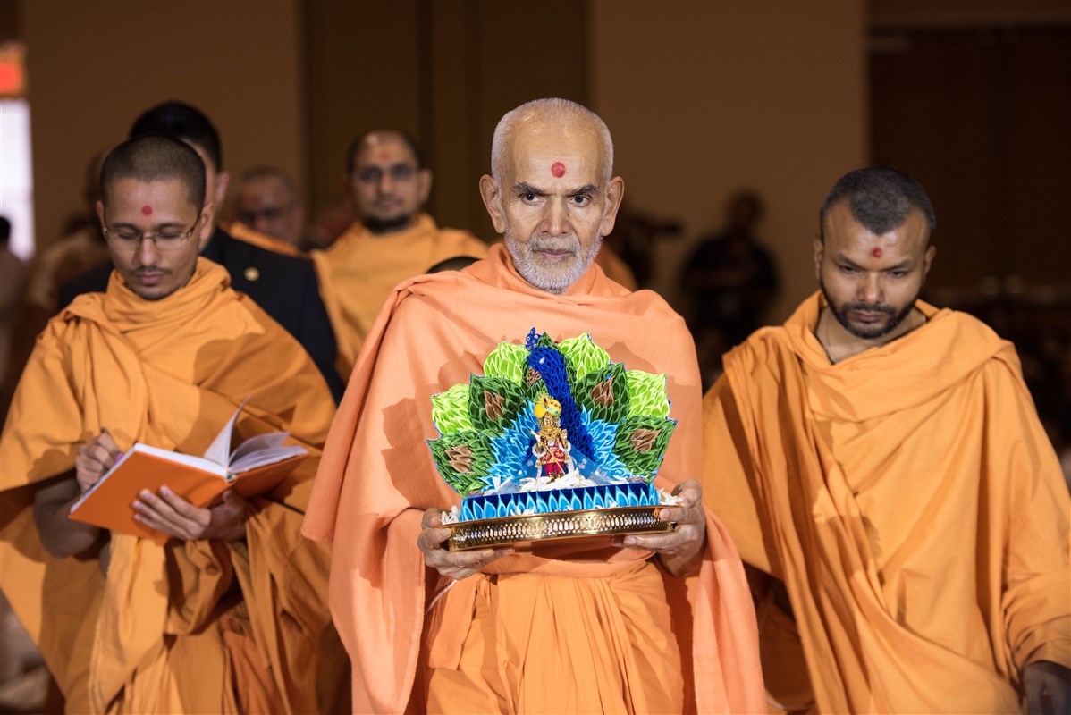 Swamishri arrives in the Welcome Assembly