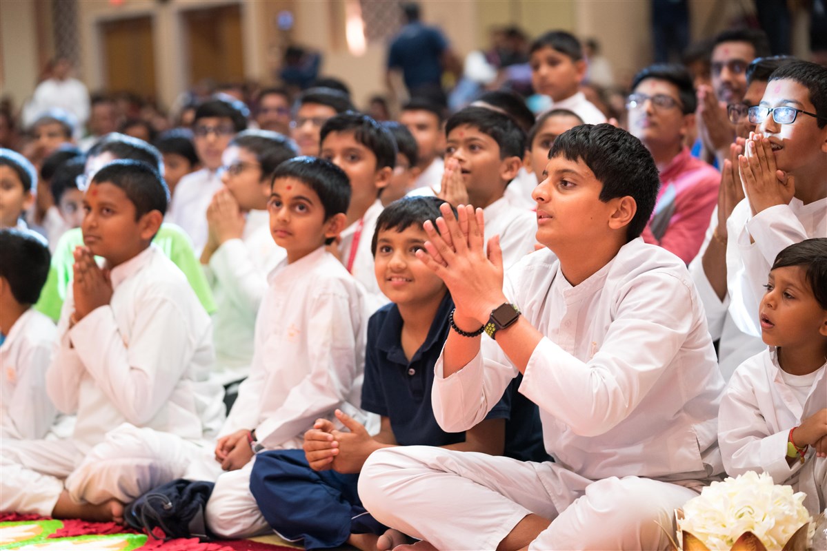 Youths engaged in Swamishri's darshan