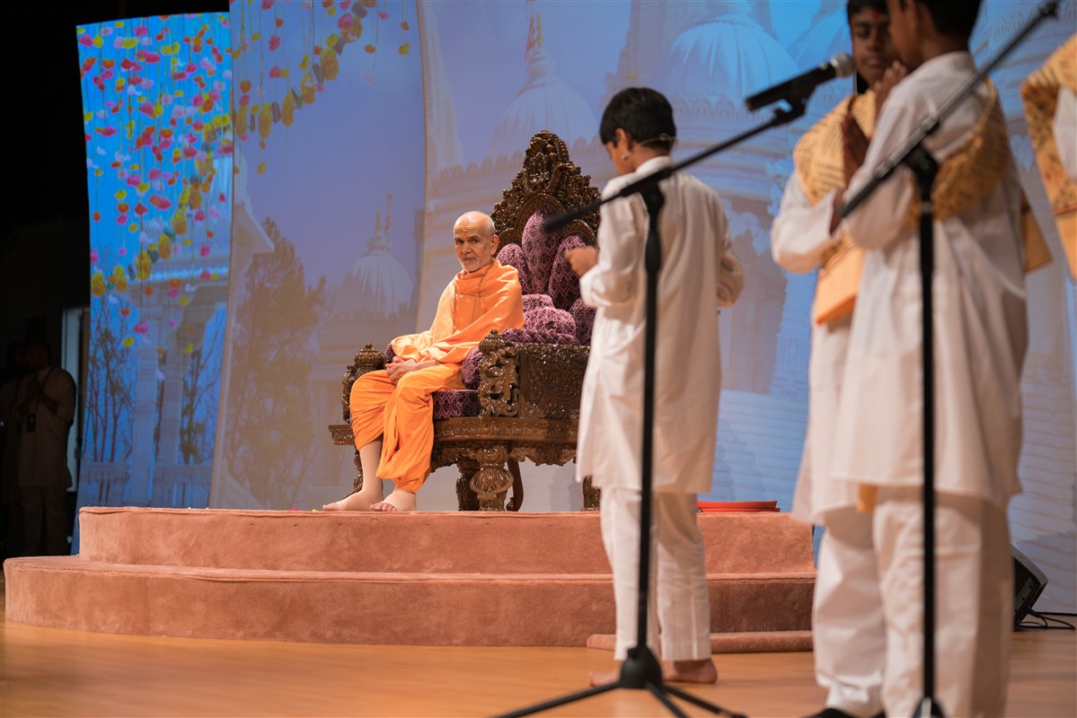 Children recite shlokas in front of Swamishri