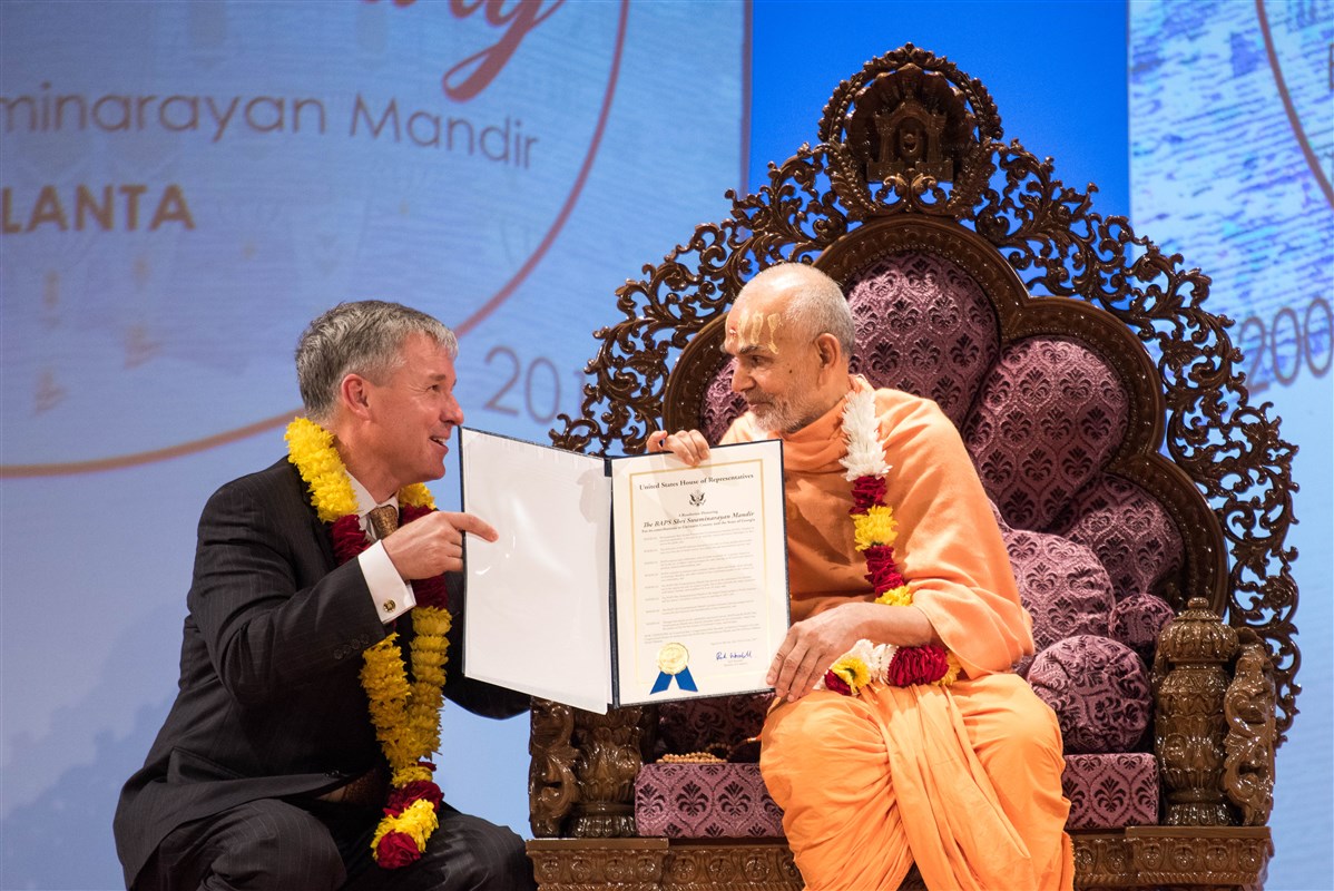 US Congressman Rob Woodall presents Swamishri with a proclamation