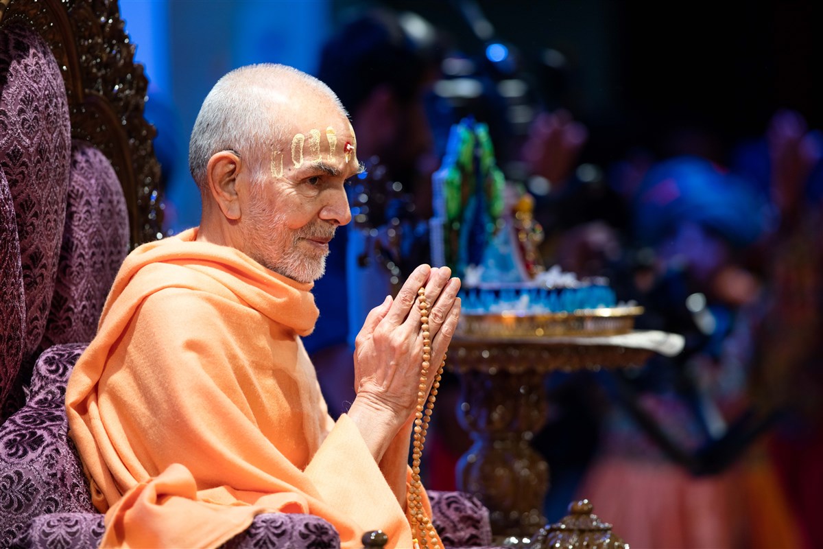 Swamishri folds his hands to the devotees