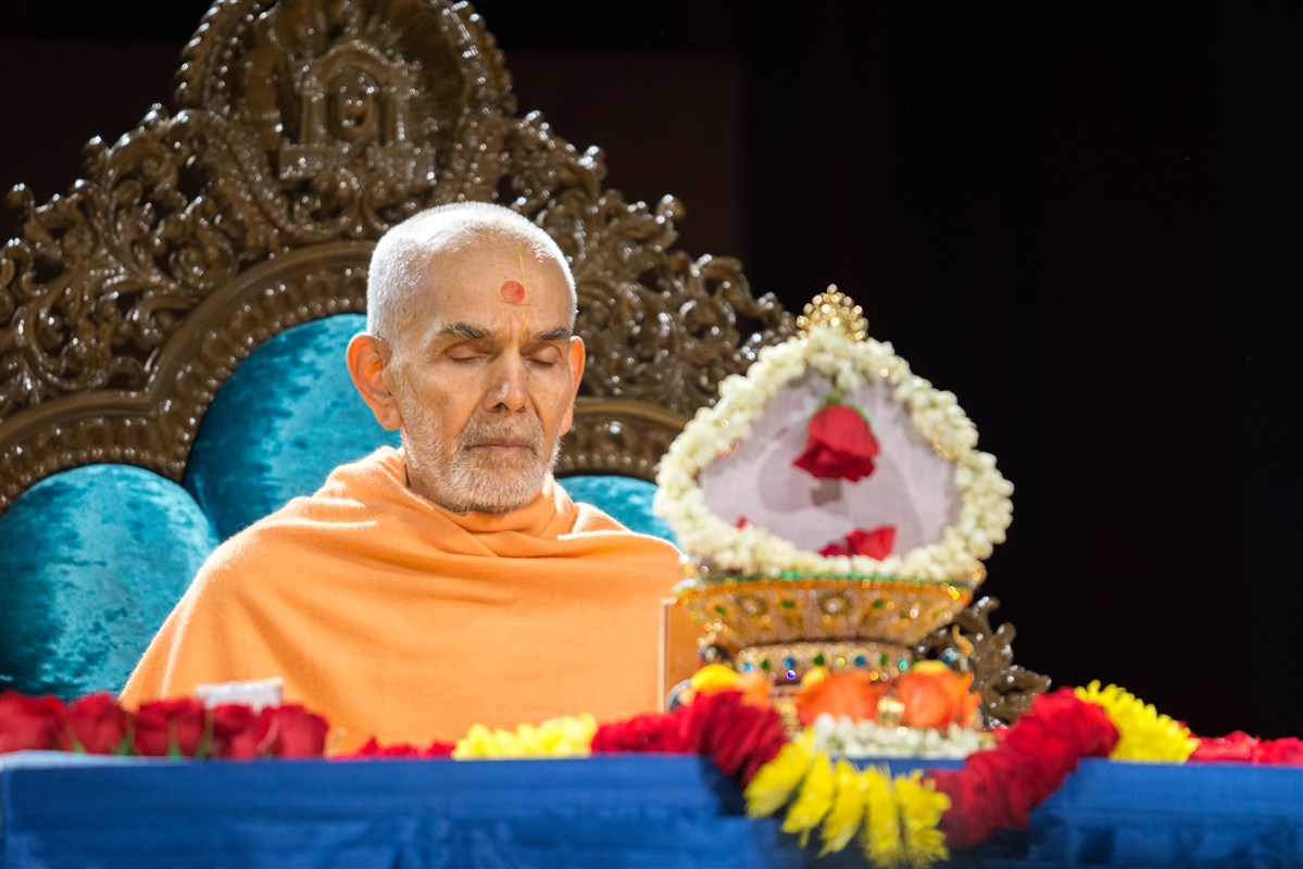 Swamishri meditating in morning puja