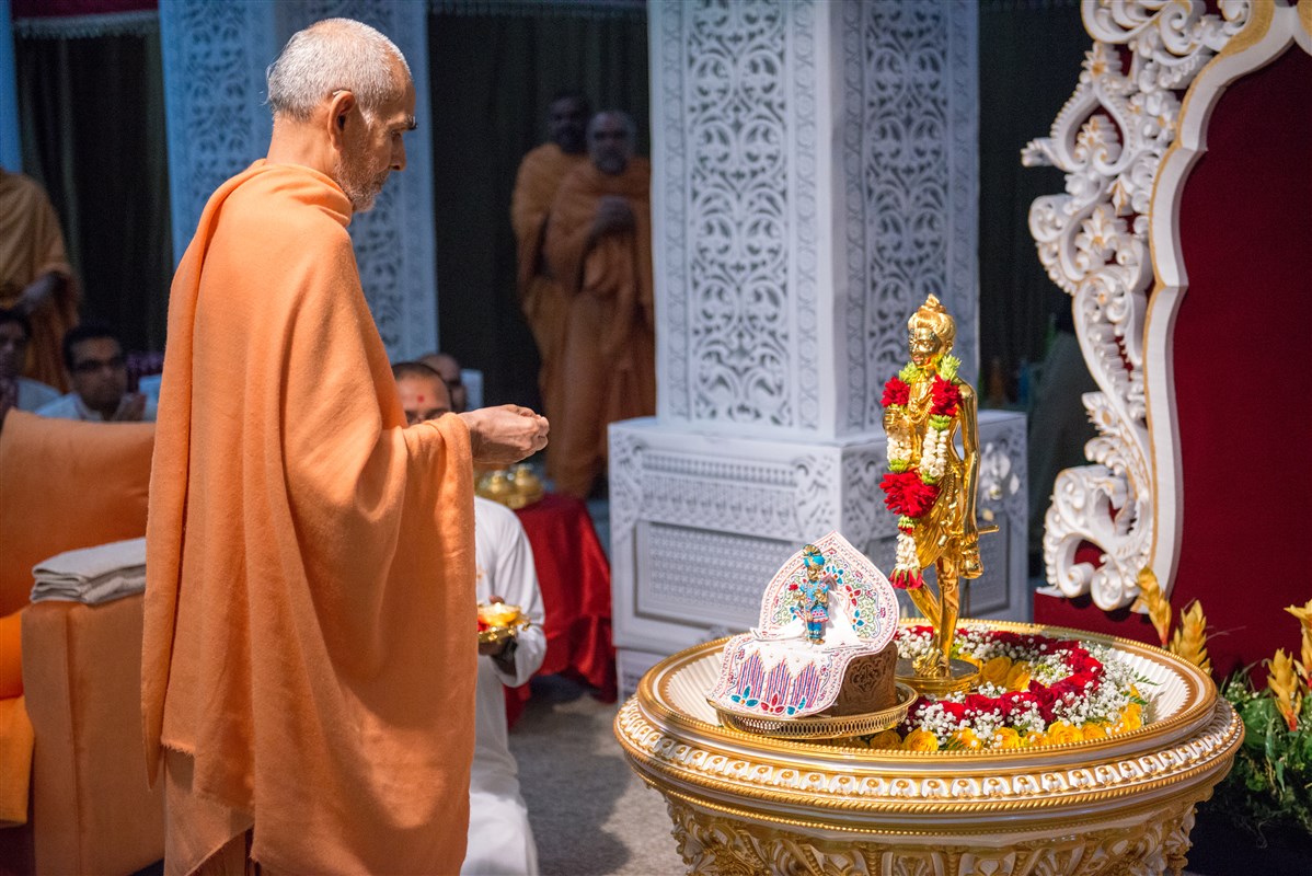 Swamishri performs ceremonies for the new Abhishek Mandap