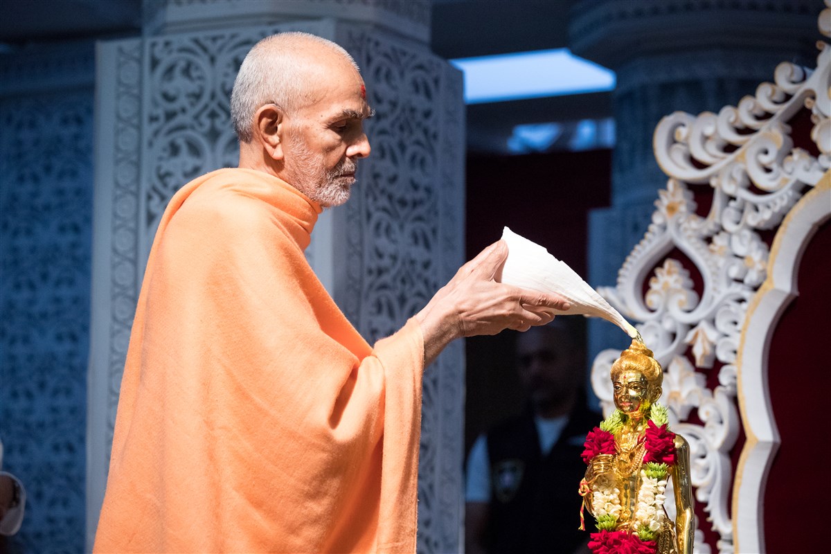 Swamishri performs abhishek of Nilkanth Varni