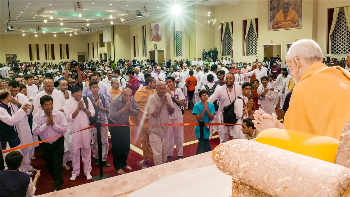 Swamishri gives sameep darshan to devotees