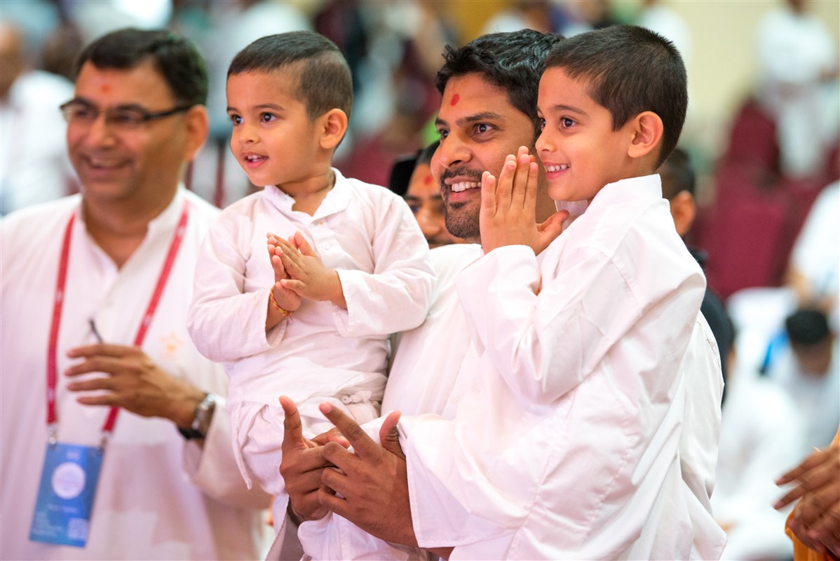 Children engrossed in Swamishri's darshan