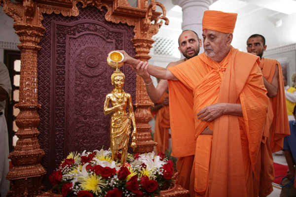 HH Pramukh Swami Maharaj doing the abhishek of Shri Nilkanth Varni after its consecration on August 26, 2007