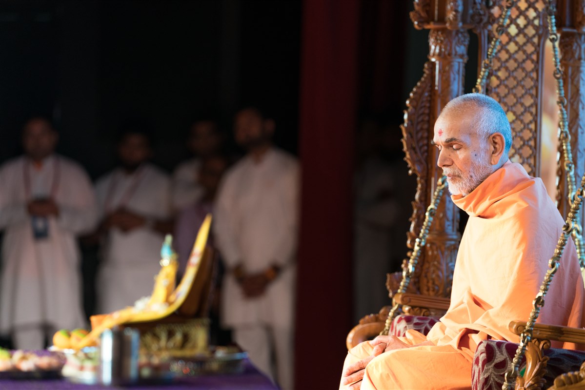 Swamishri mentally offers the thal to Shri Harikrishna Maharaj