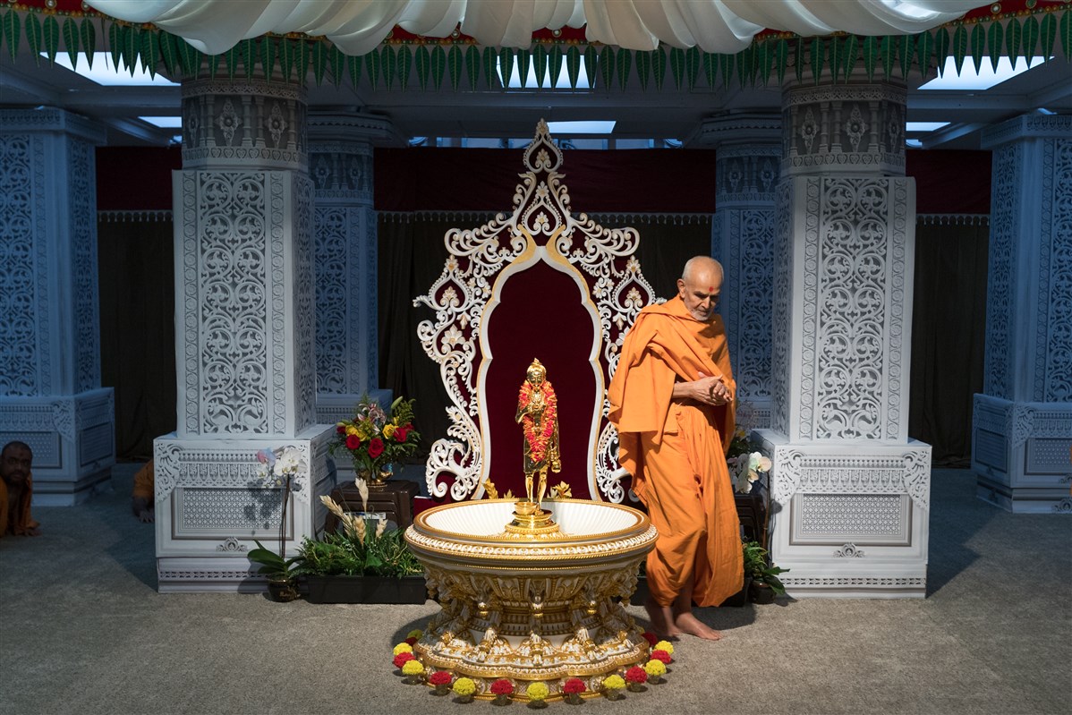 Swamishri performs pradakshina of Shri Nilkanth Varni Maharaj