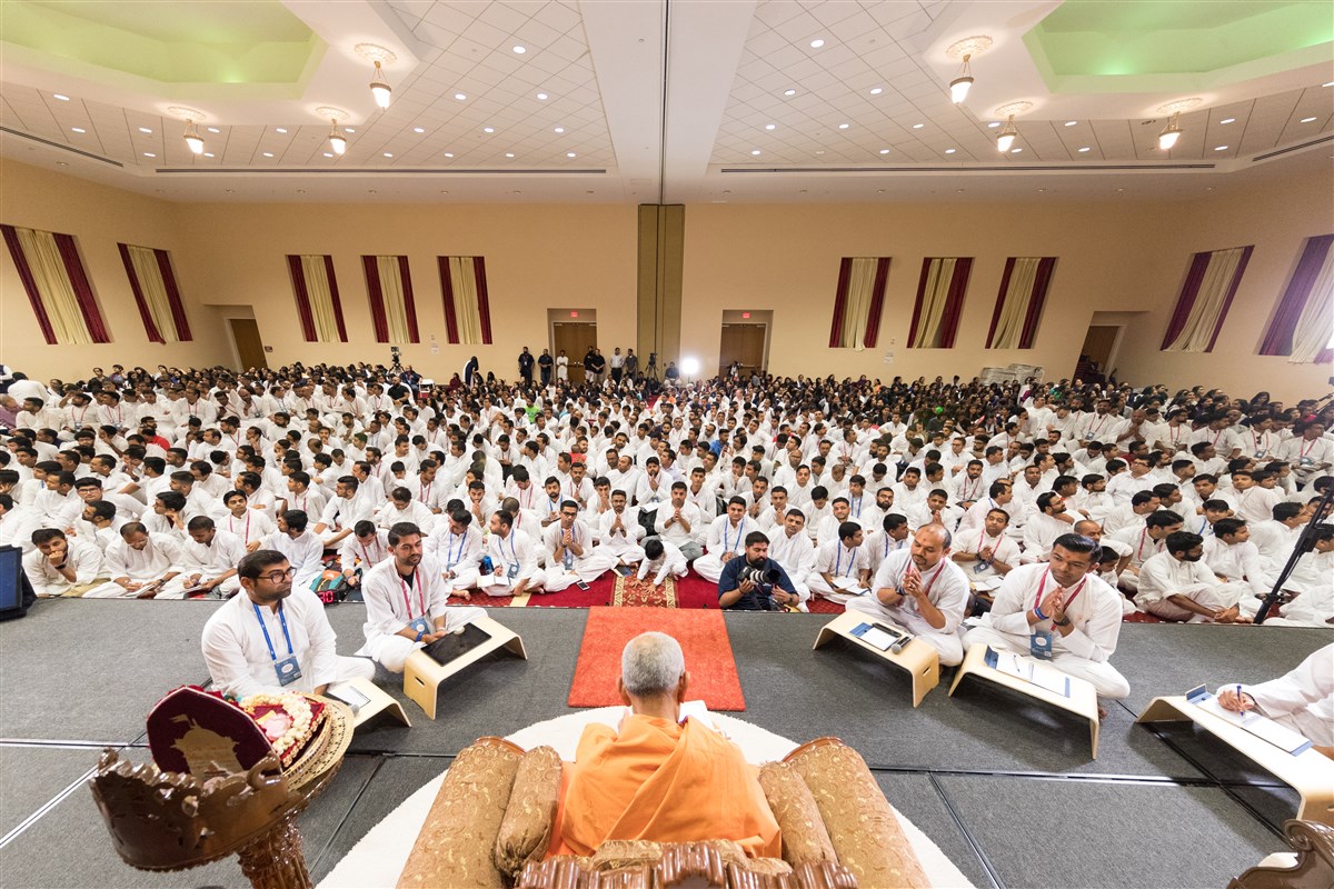 Swamishri addresses the participants of Yuvak-Yuvati Din 2017