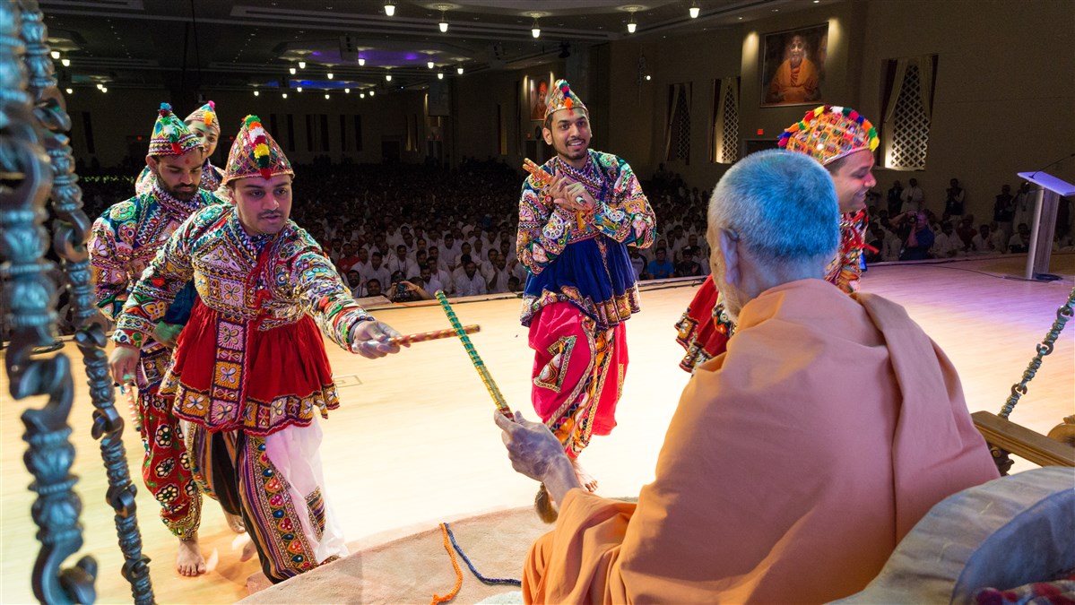 Swamishri plays raas with the youths