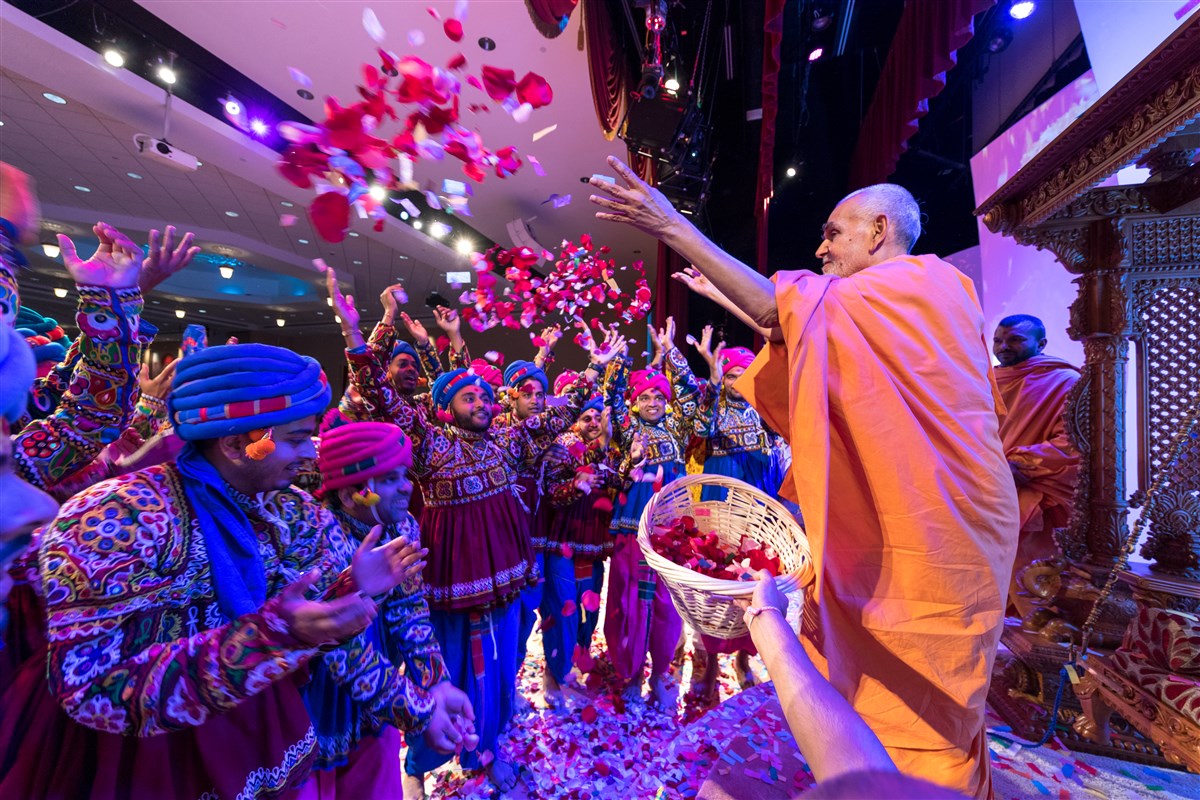 Swamishri blesses the youth participants of the dance