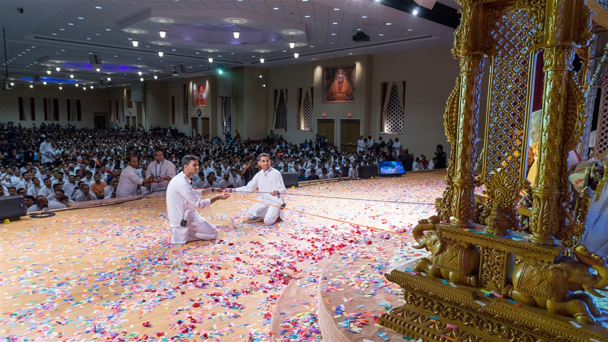 Youths participate in swinging Swamishri
