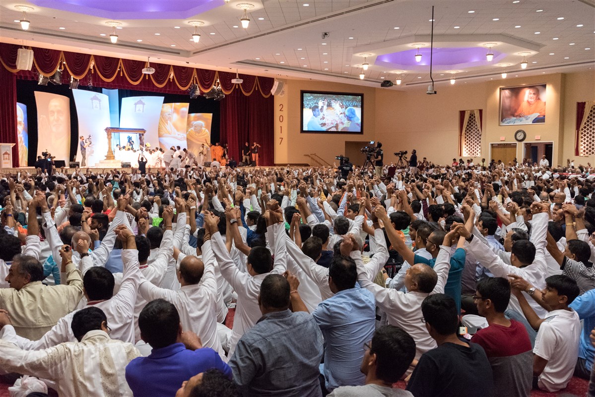 Youths and Swamishri join hands as a gesture of unity